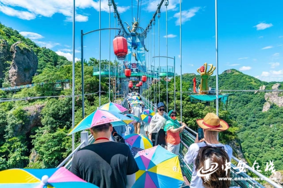 安徽蕪湖：暑期出游“熱” 景區(qū)贈送“哈哈傘”